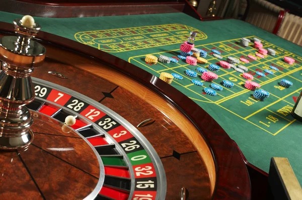 ipin Dadu Online mobile interface showing live feed and betting controls