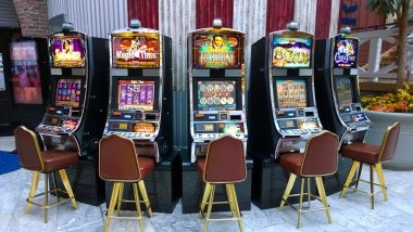 ipin iOS web interface showing live roulette table on iPhone screen